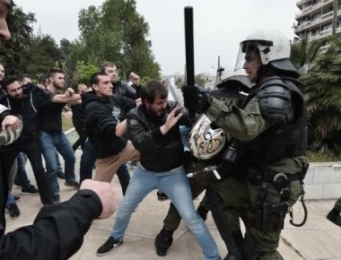 «Φαρ-ουέστ» η Αθήνα από φοιτητές - Πήγαν να κατεβάσουν το άγαλμα του Τρούμαν (φωτό, βίντεο)